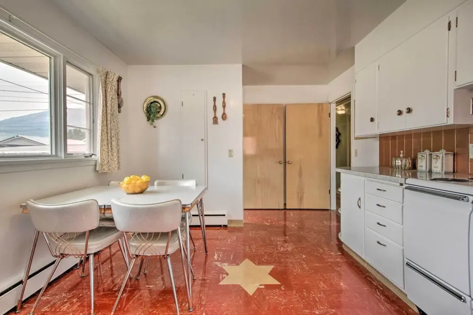 Nostalgic & Retro Anaconda Home, Walk to Town