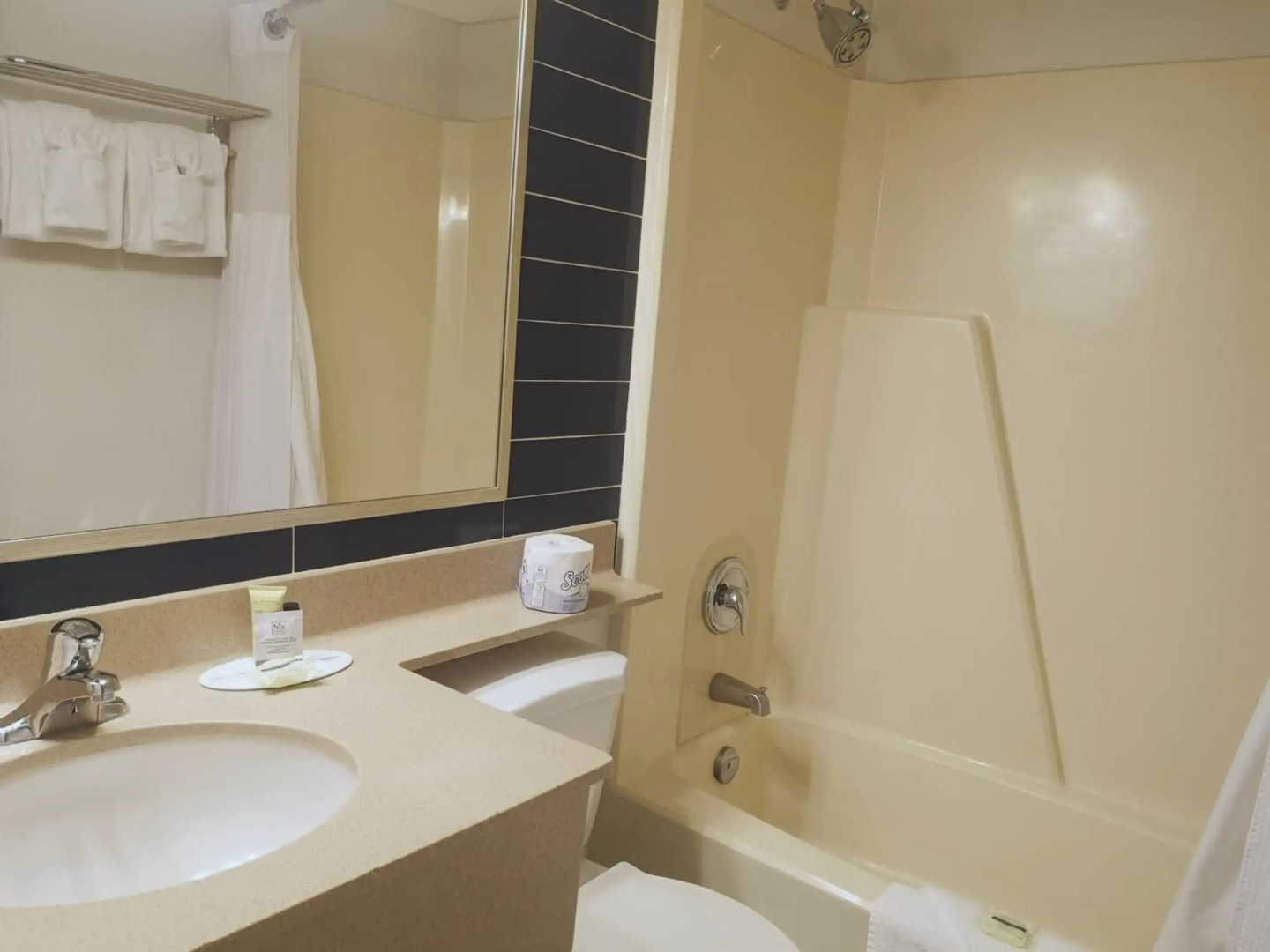 Travelodge by Wyndham Edmonton West