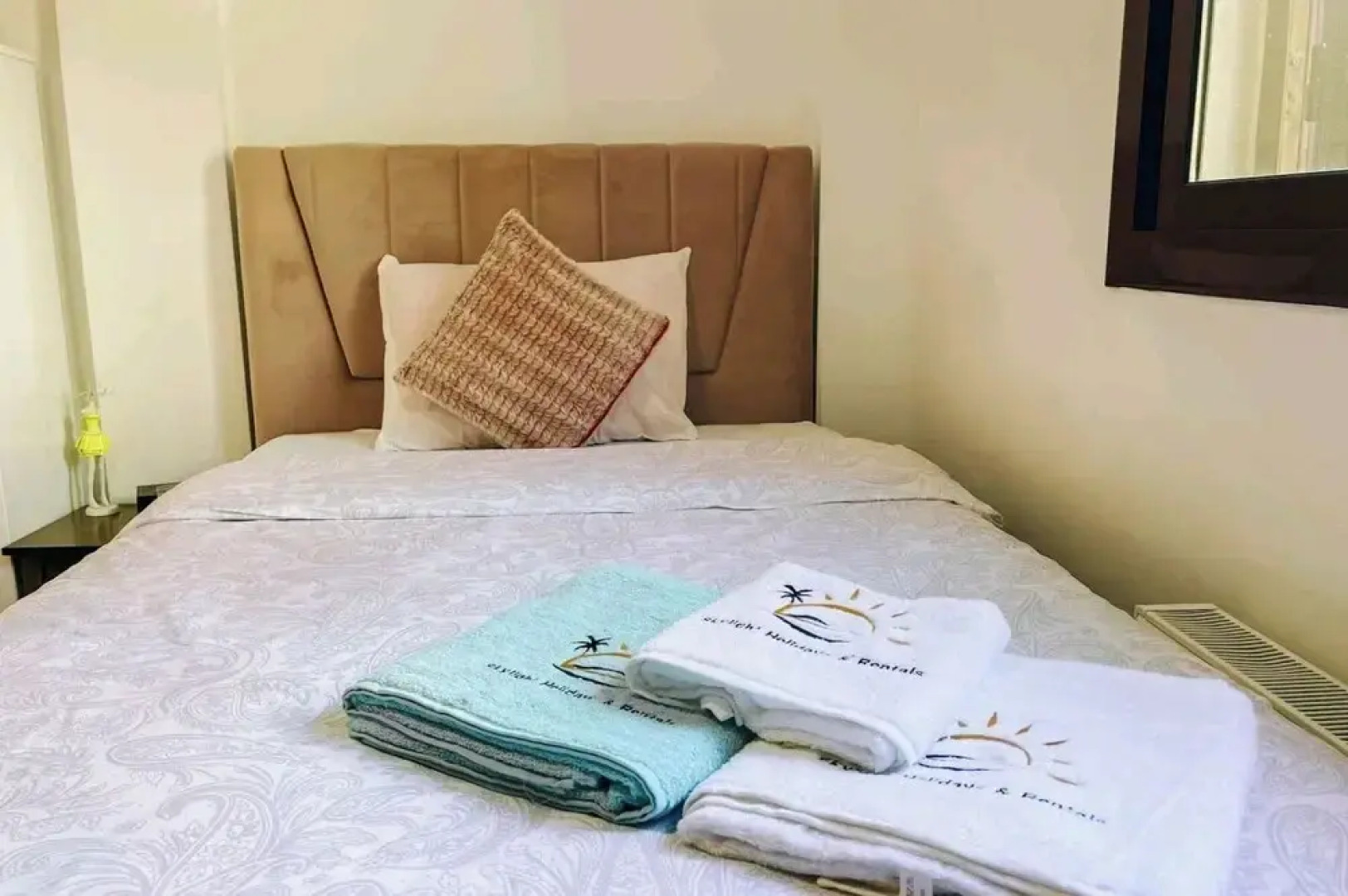 Villa for 9 Guests, Pool, Parking, Walk to Beach