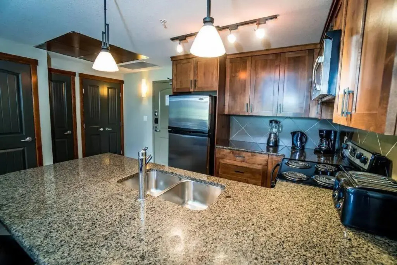 Spacious 3BR 2BA Penthouse with Mountain Views