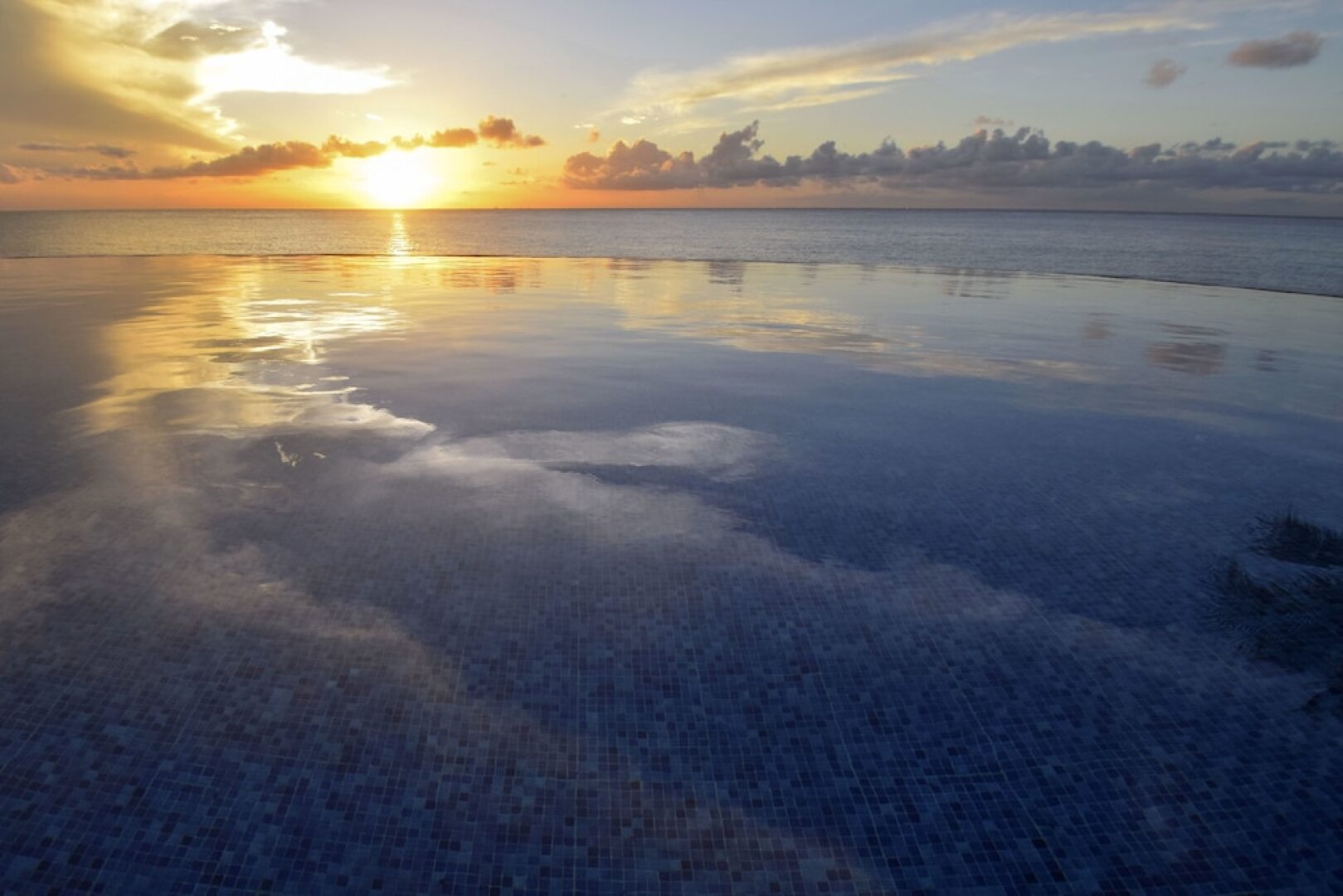 El Cantil Condominiums