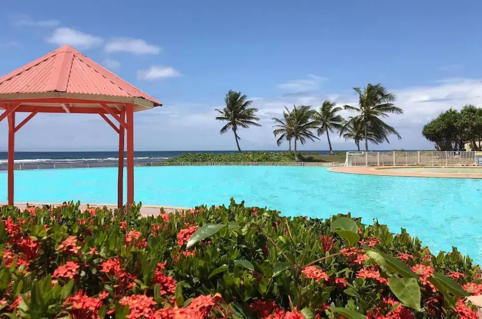 Ti. Maanga vue mer et pieds dans l'eau