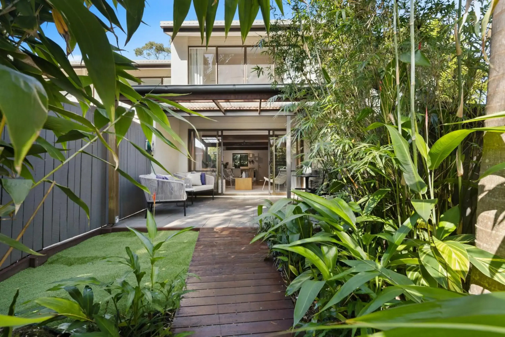 Stylish Townhouse, private courtyard walk to beach