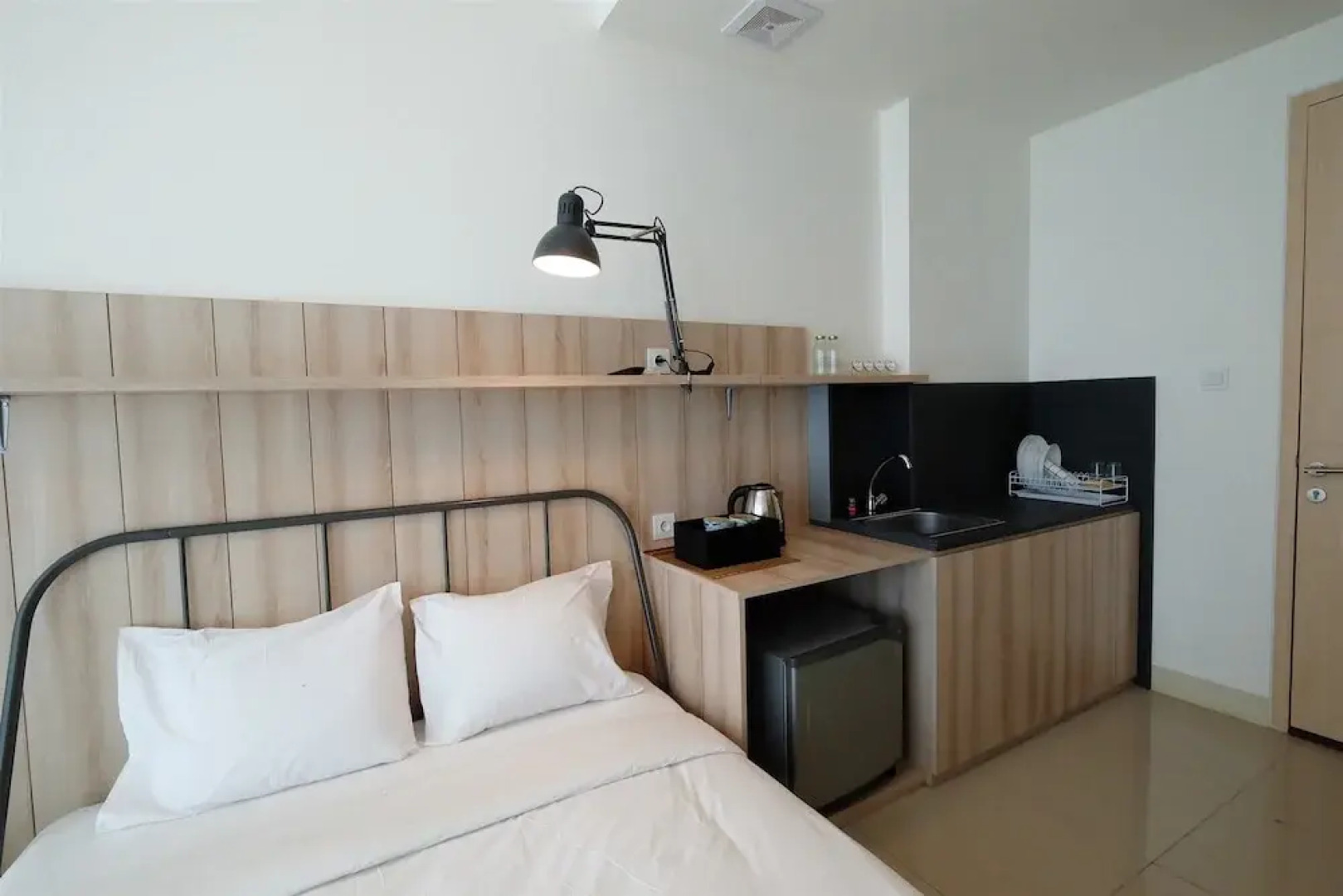 Classic Studio Tree Park Apartment near ICE BSD By Travelio