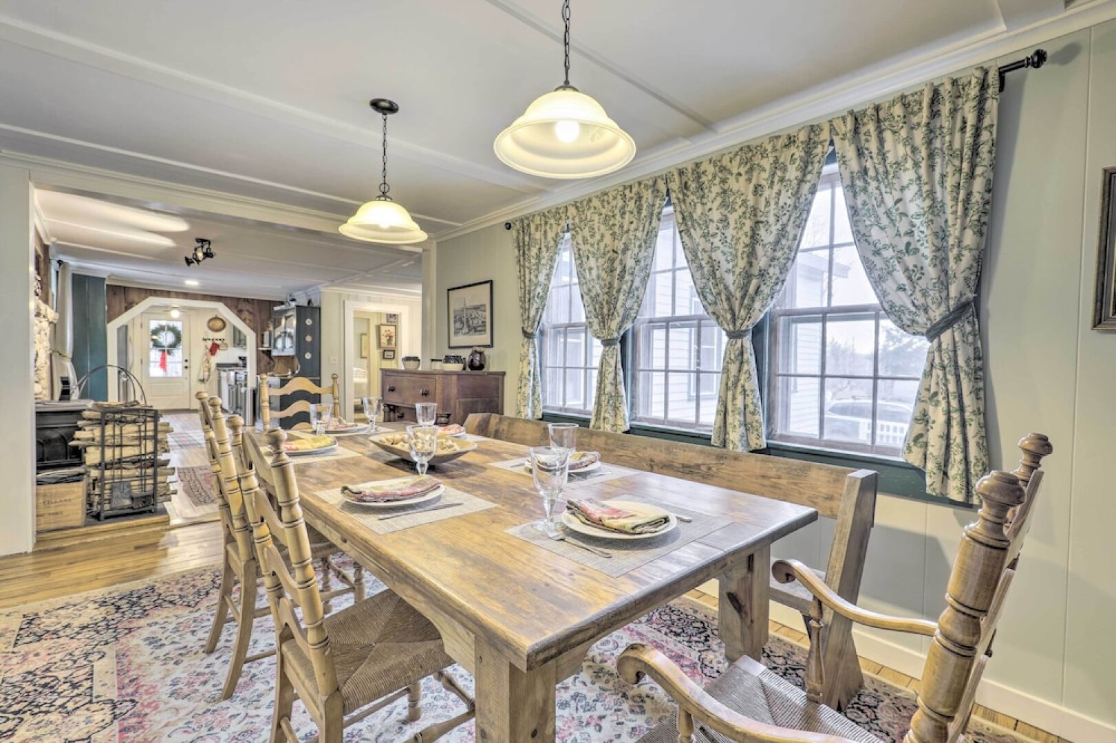 Charming Sutton Cottage: Walk to Lake & Farm!