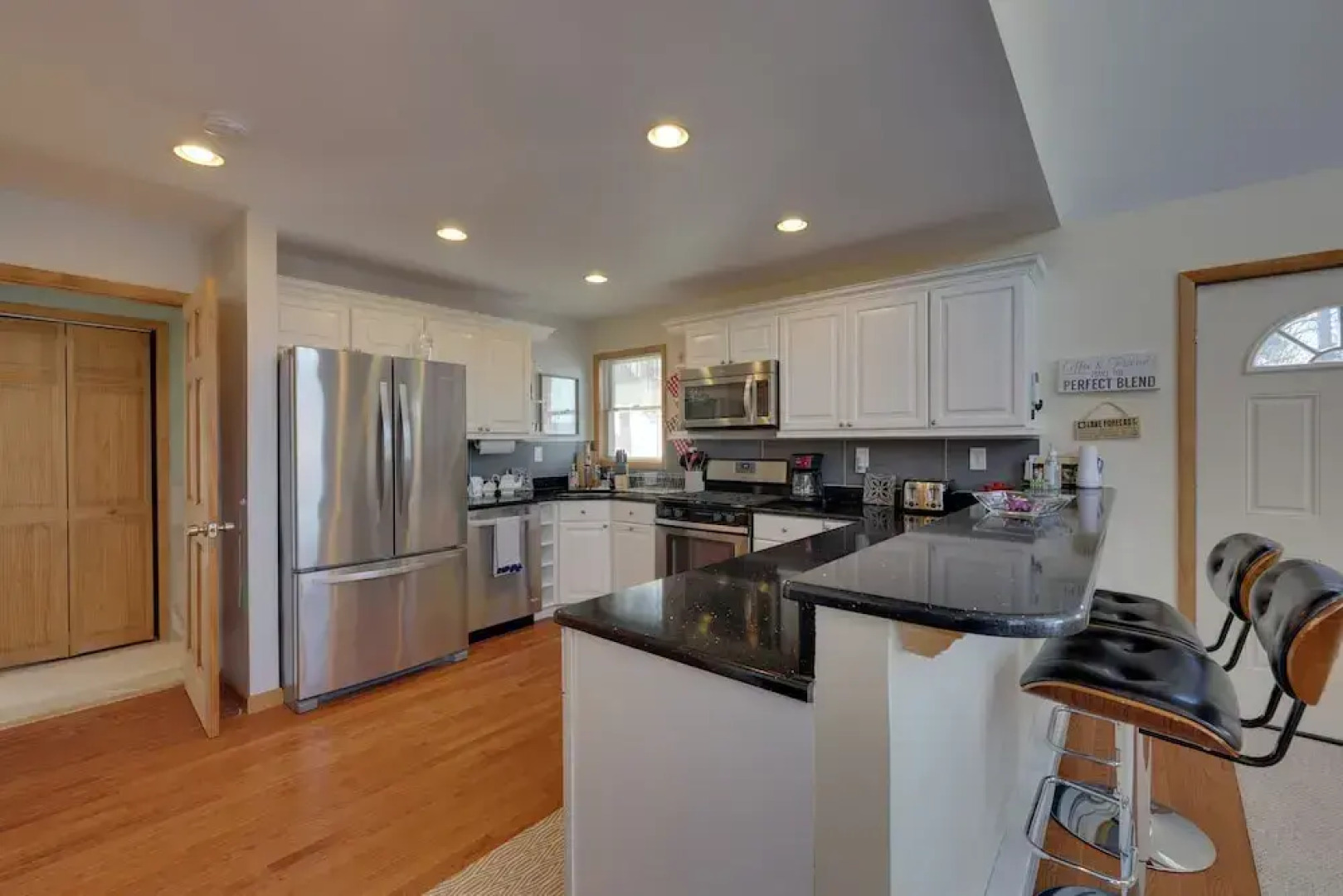 Large Deck + Resort Amenities: Lake Ariel Retreat