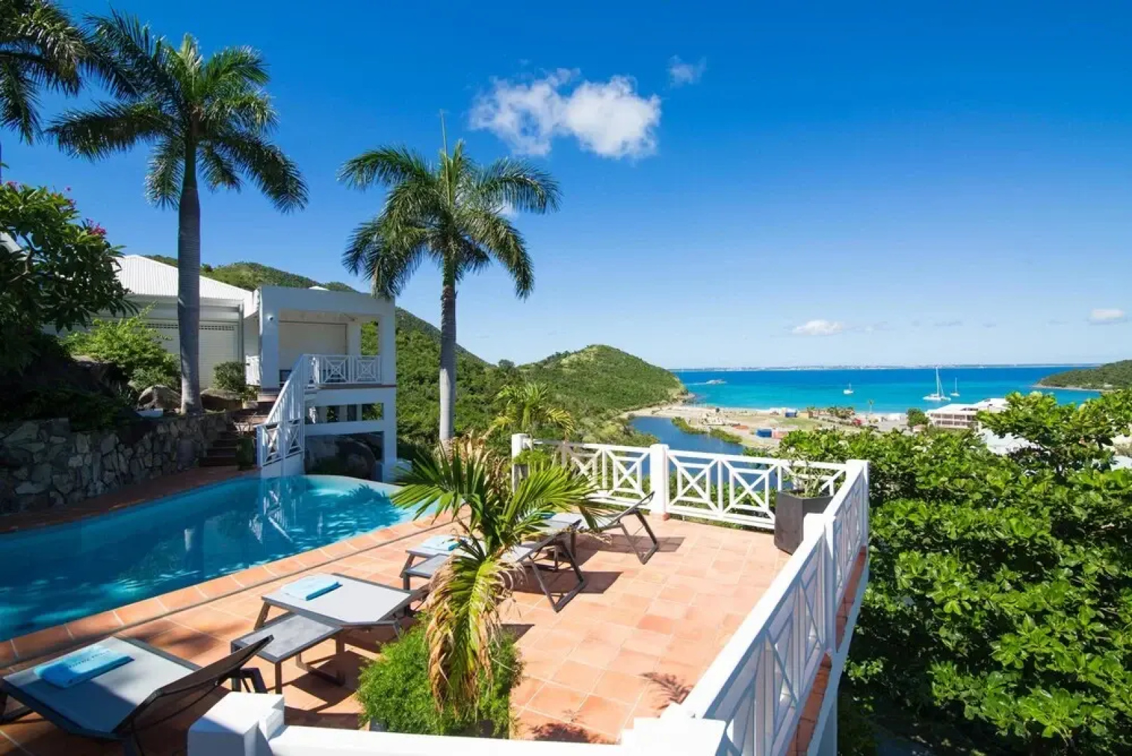 Stunning Ocean Views, Large Heated Pool, Walk to the Beach, AC, Free Wifi