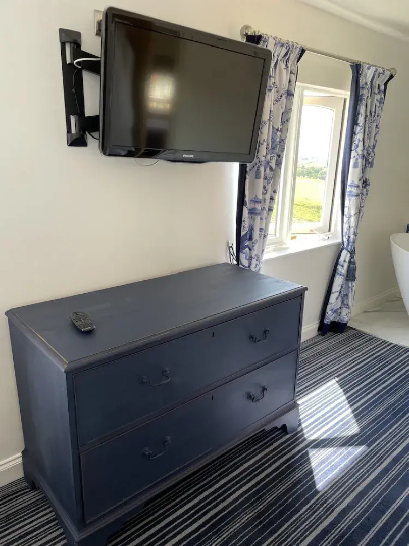 Cosy Lodge With Private Hot Tub in Tottergill Farm