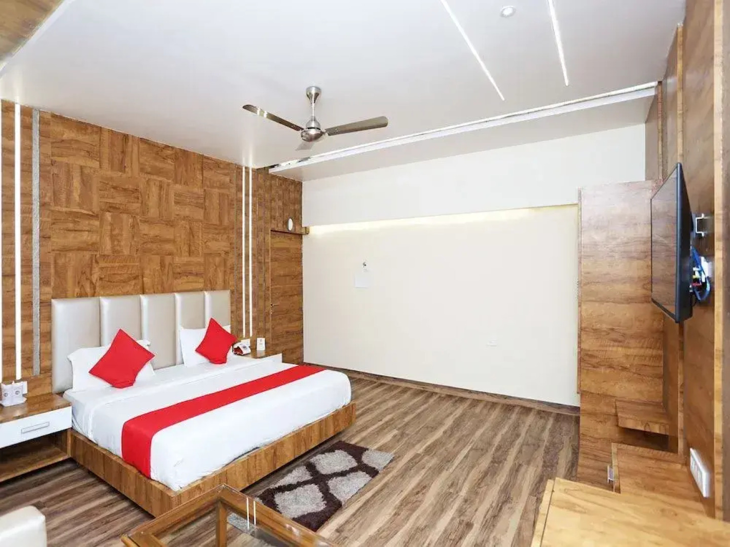 Vaccinated Staff- Capital O 3844 Hotel Kd Palace