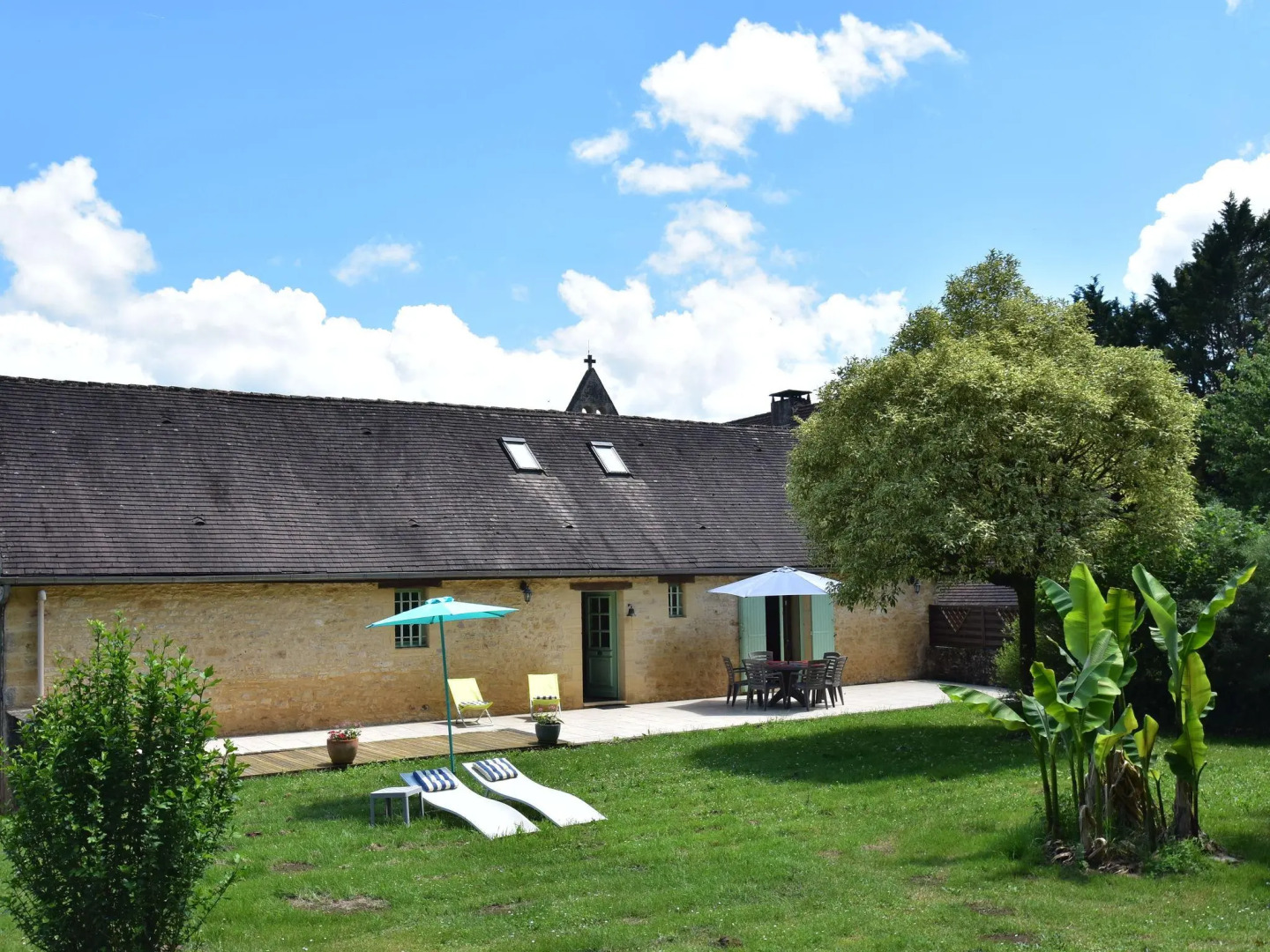 Modern Holiday Home in Aquitaine with Swimming Pool