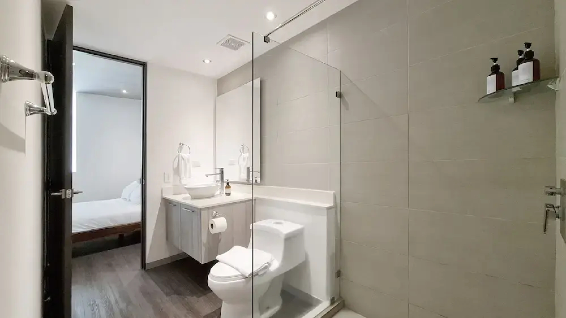 BEE Suites Santa Ana