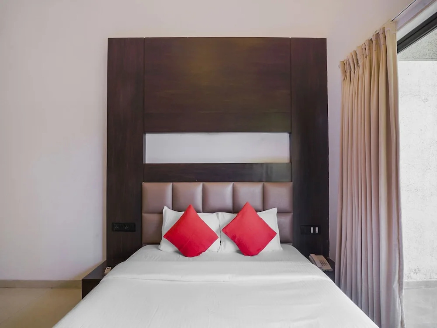 Collection O 23137 Blue Roof Club