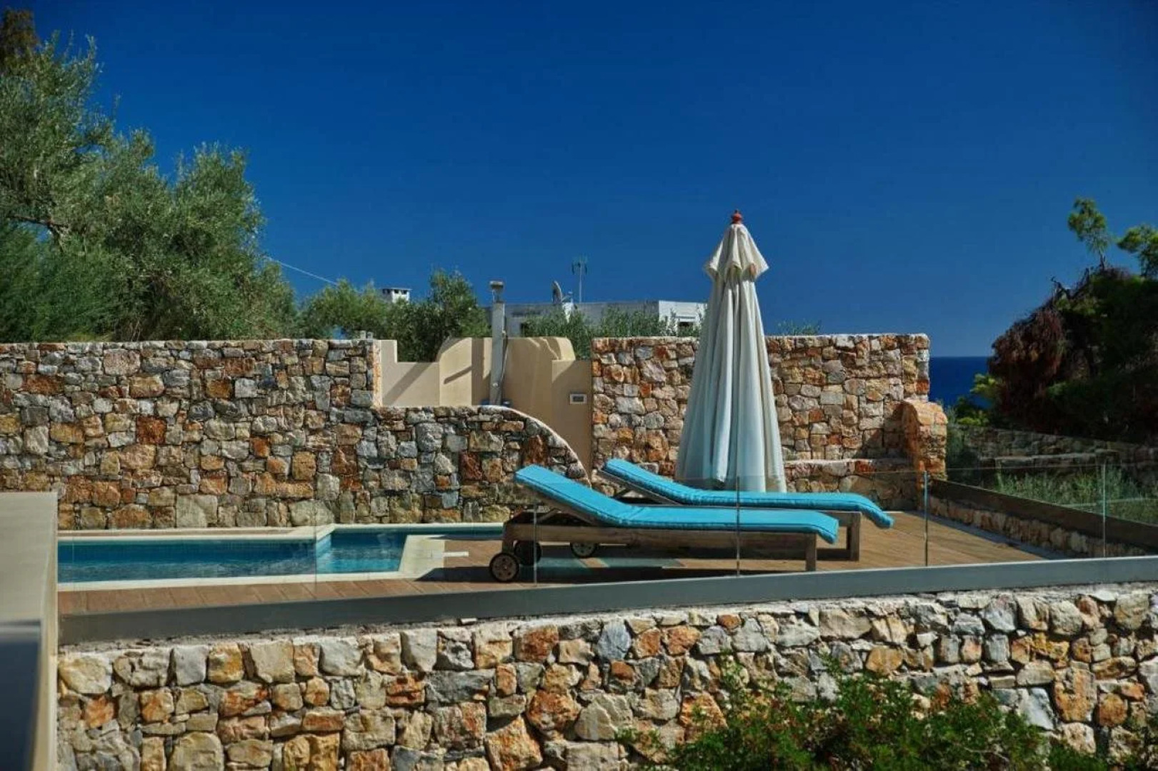 Alonissos Beach Bungalows & Suites Hotel