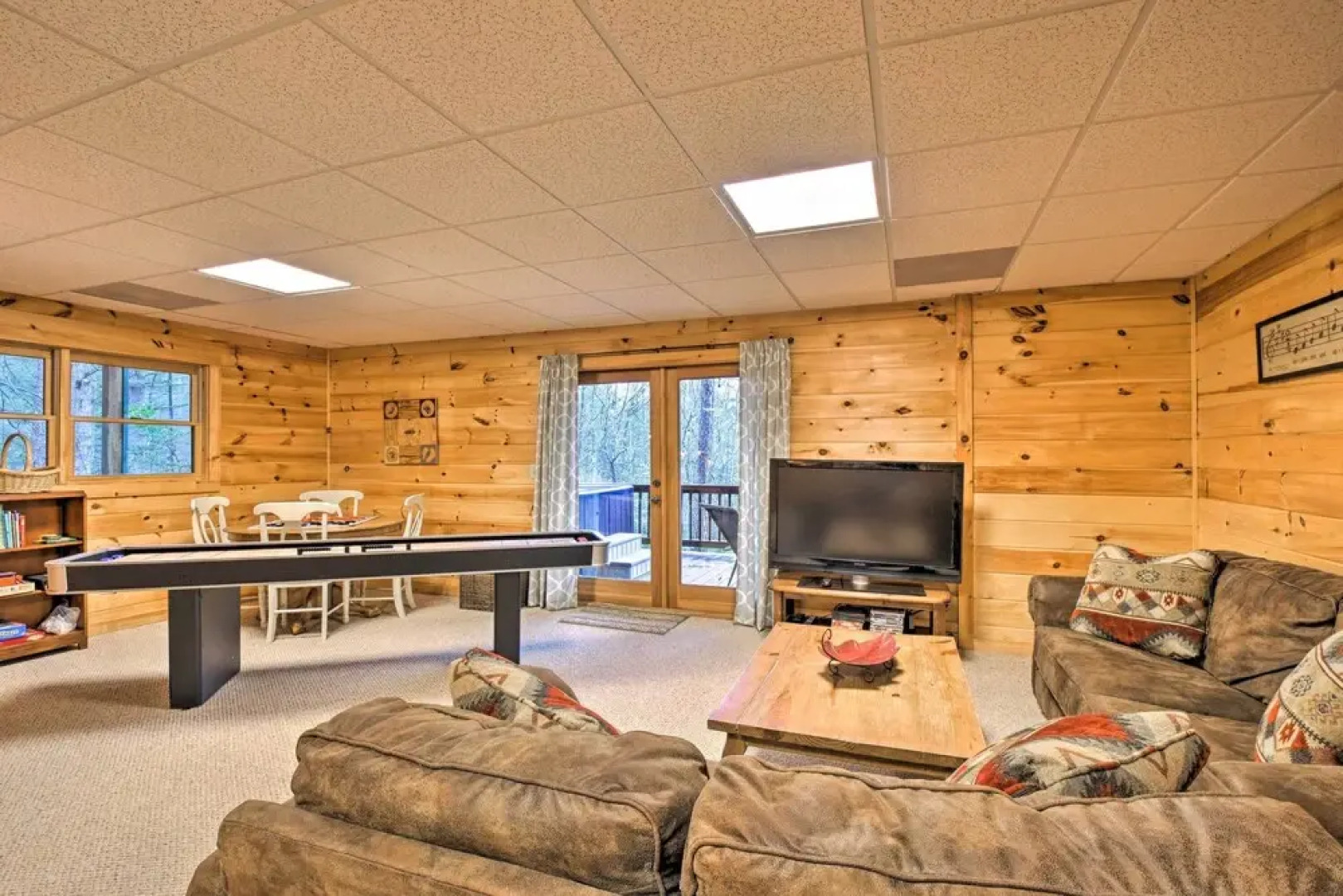 'long Pine Ridge' Cabin w/ Luxury Amenities!