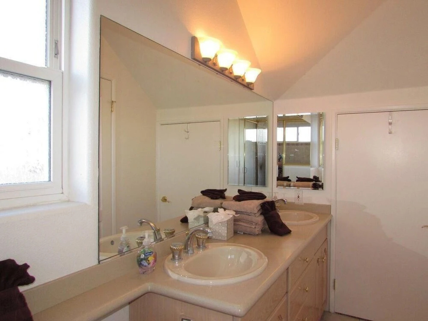 032 - Lakefront Village Escape