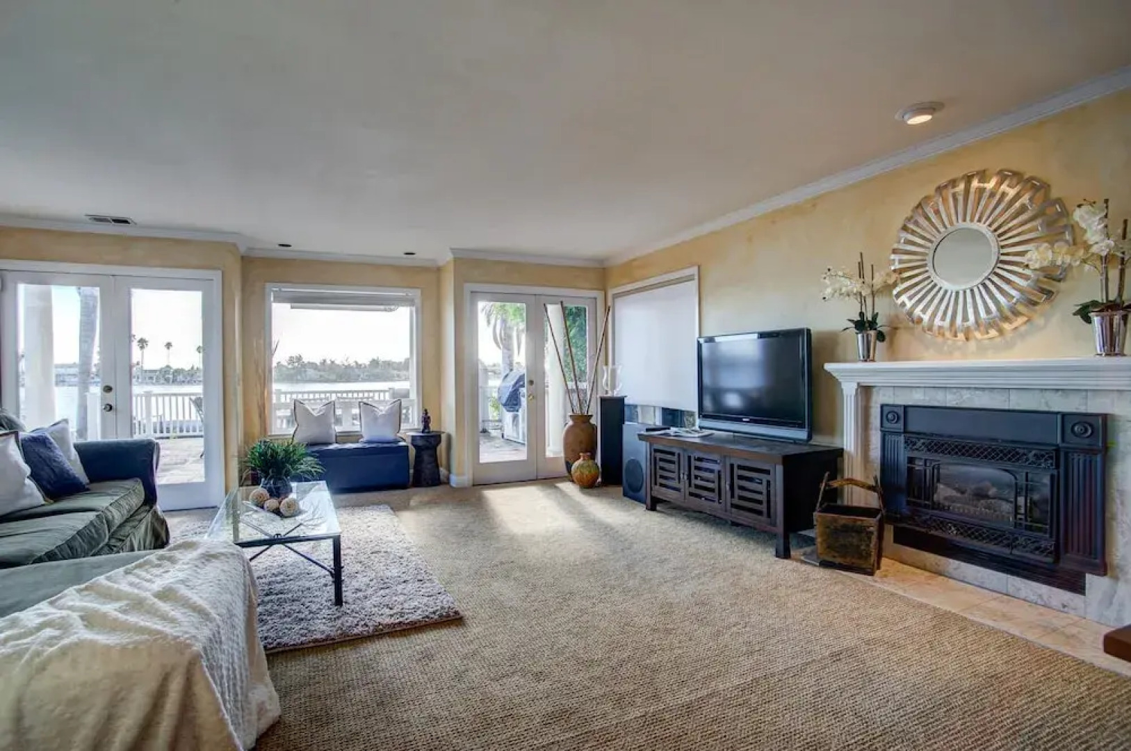 4 BR Waterfront Home Private Beach by RedAwning