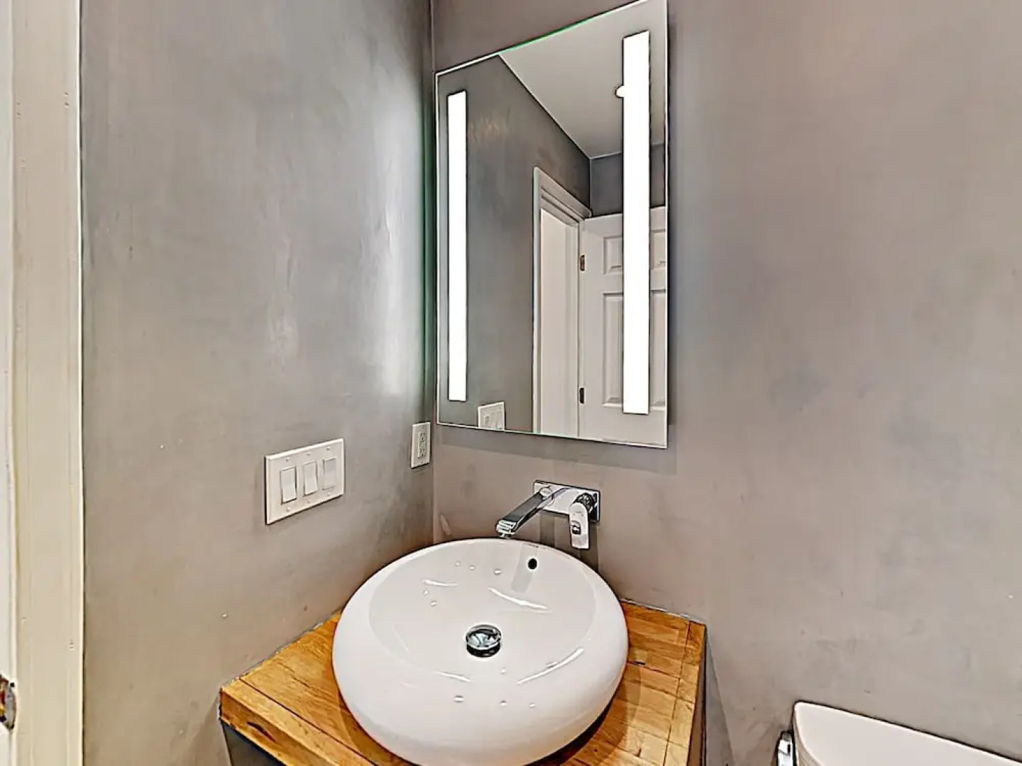 Oceanfront W/ Pool - Steps To Beach! 2 Bedroom Condo