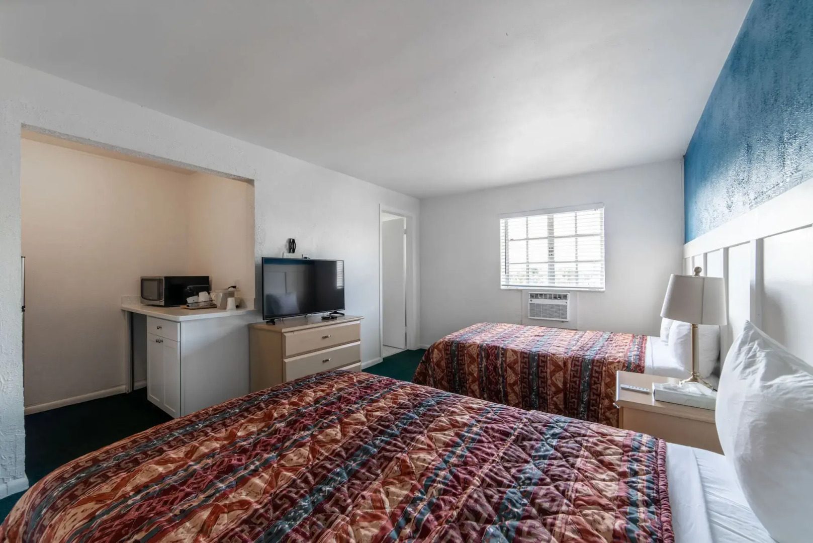 Captain's Table Hotel