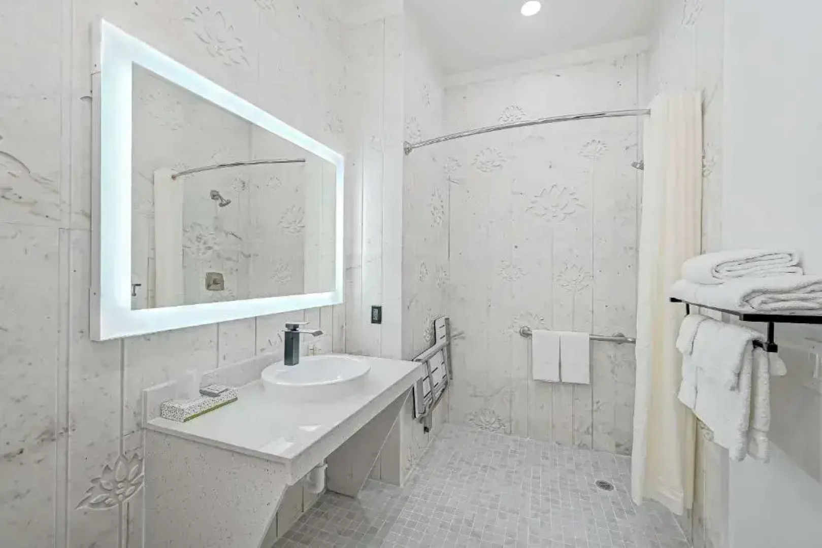 Comfeeni Inn and Suites