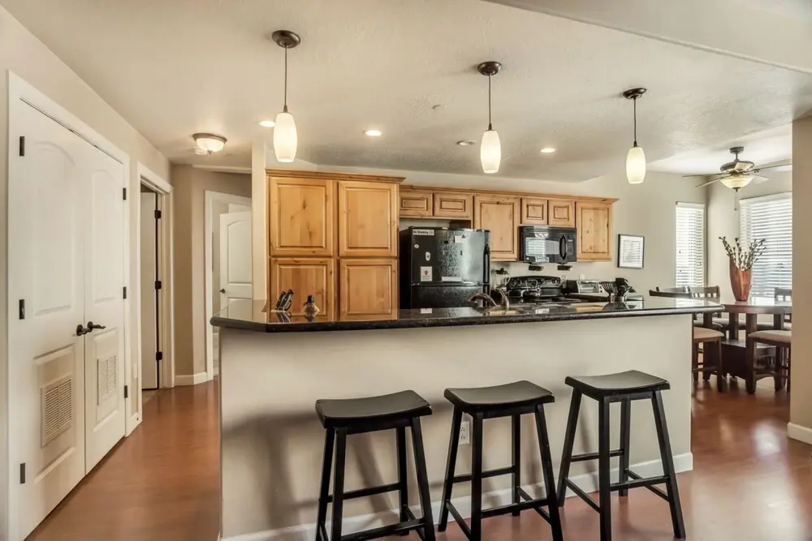 Citifront B 3 Bedroom Condo by RedAwning