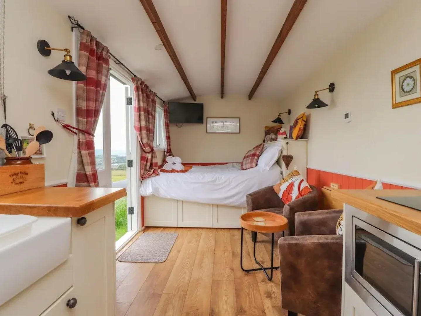 The Journeyman Luxury Shepherds Hut