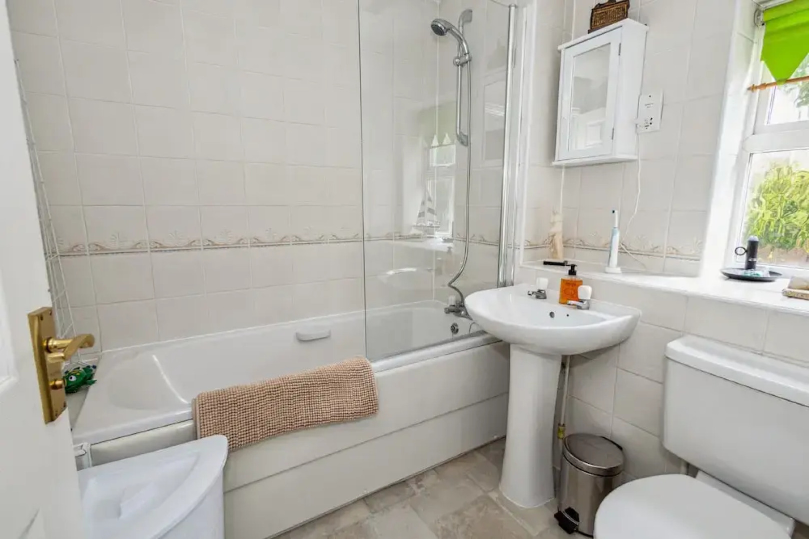 Urban Oasis - Modern 2B/2B Retreat Near Nature