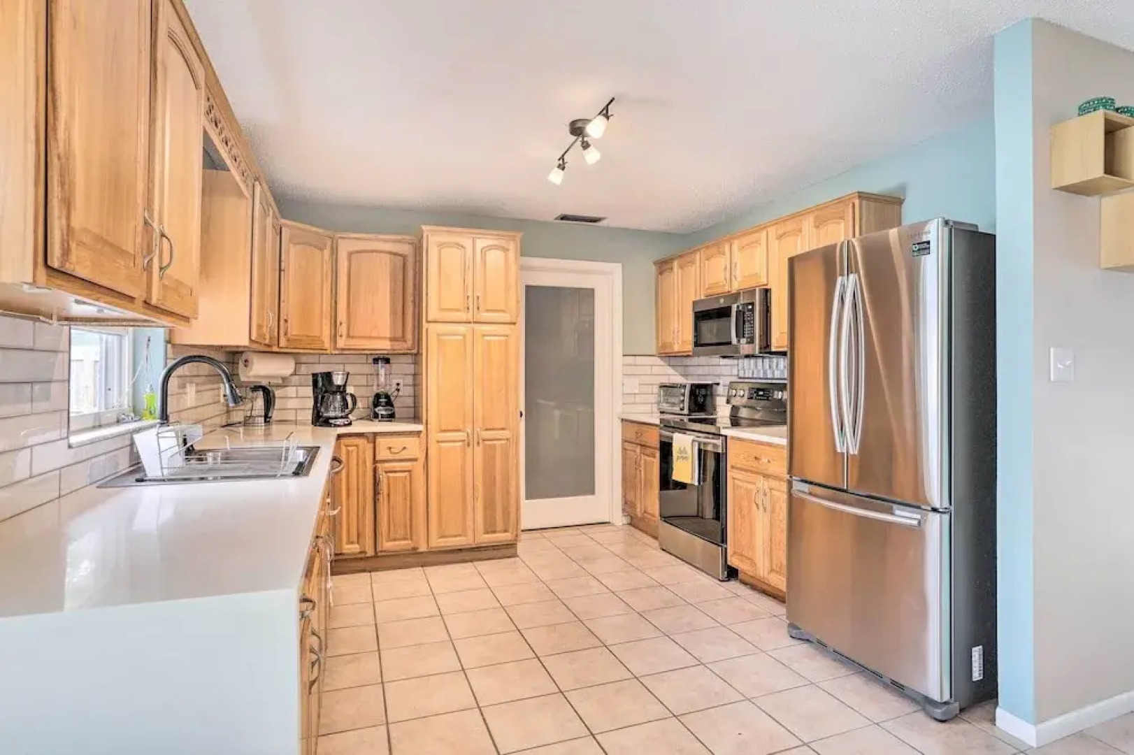 Sun-kissed Largo Escape: Private Pool & Patio