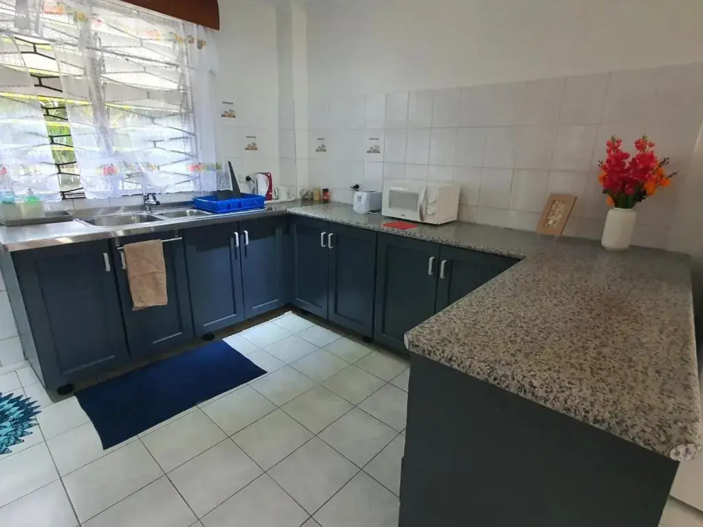 Cosy 2 bedroom unit with pool,Wifi parking