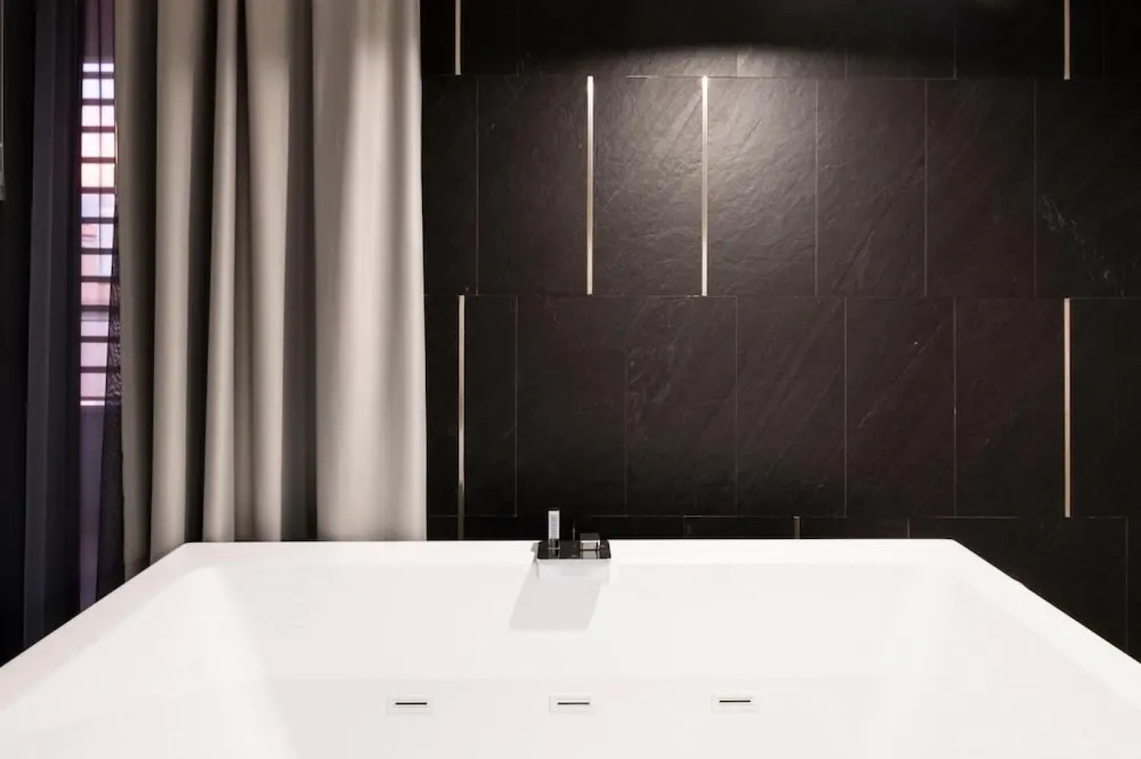 Alkamuri Posh Hotel Spa 107 Jacuzzi Suite