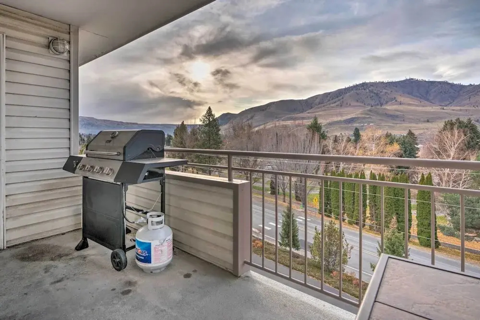 Chic Chelan Condo w/ Balcony, Walk to Lake & Dtwn!