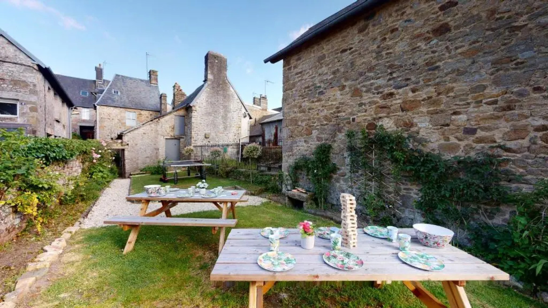 La Villa et Cours du Paradis gîte 4 étoiles, Billard BabyFoot, société La Clef Decamp