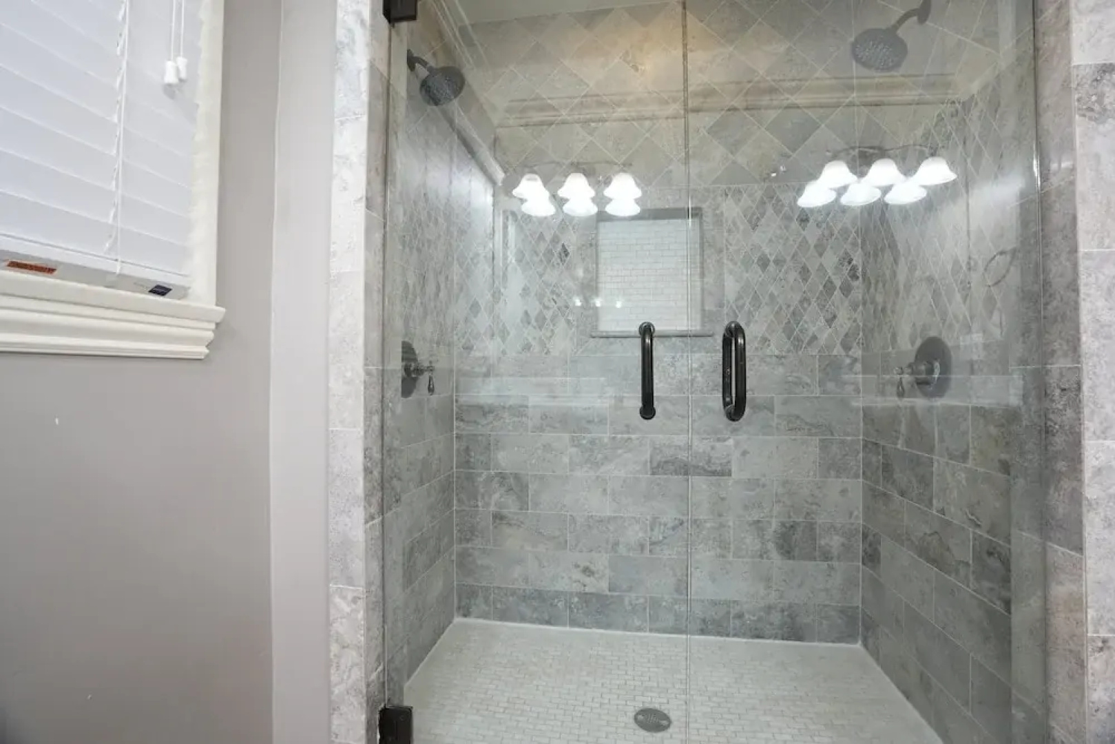 Incredible Estate 5 Bedrooms 3 Bathroom W/resort Style Rock Pool & Jacuzzi