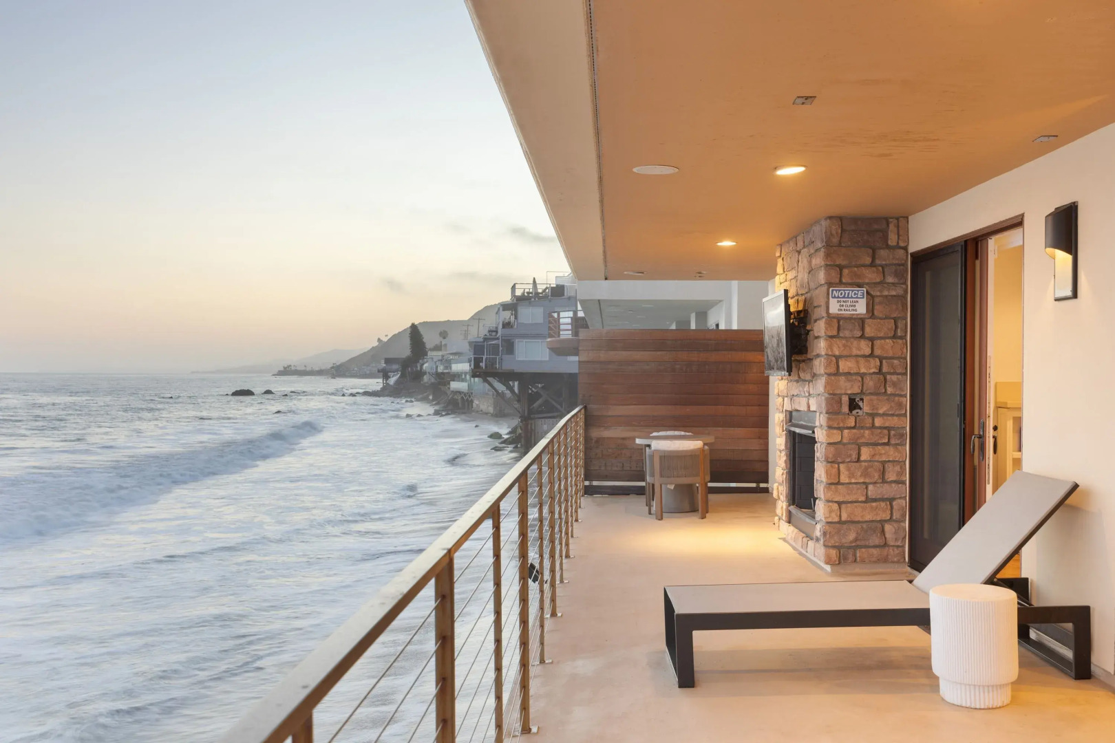 Malibu Beach House Bliss by Avantstay Beachfront + Private Beach Access