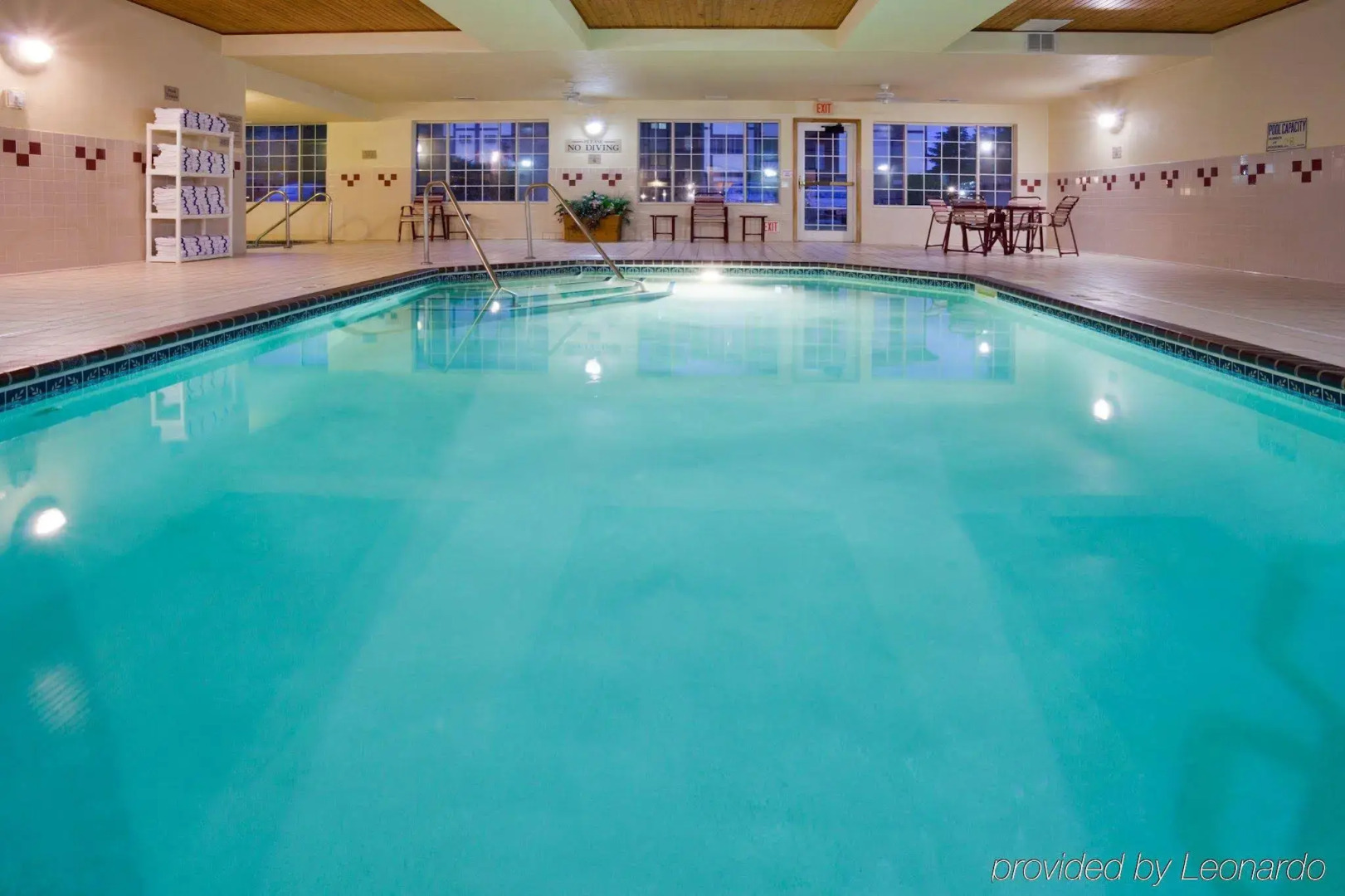 Country Inn & Suites by Radisson, St. Cloud West, MN