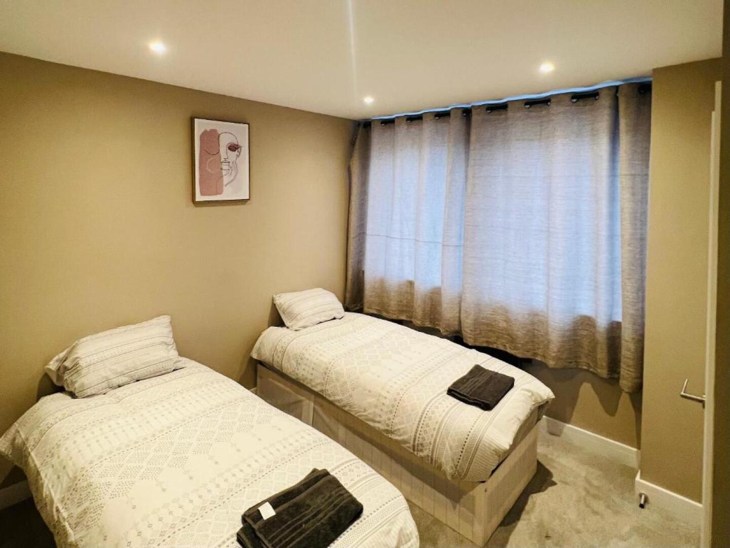 Sunset Shore, City Centre, 2 Bed Apt, Free Parking