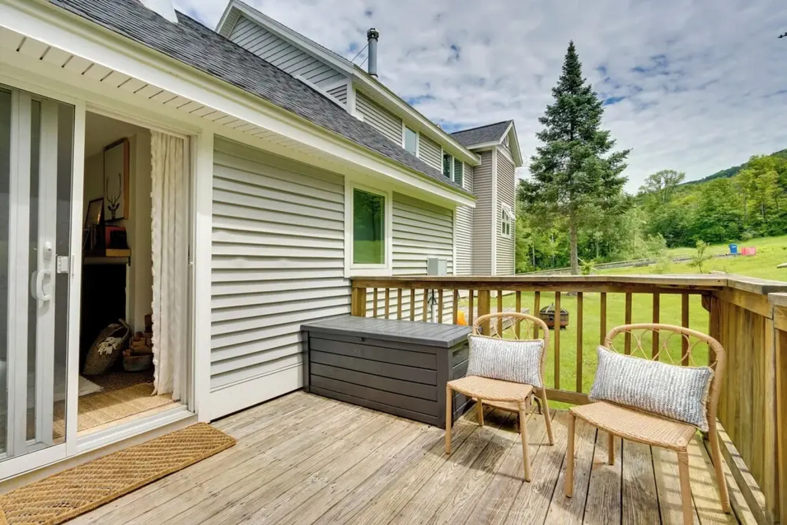 Ski-in/ski-out Magic Mountain Condo w/ Deck!