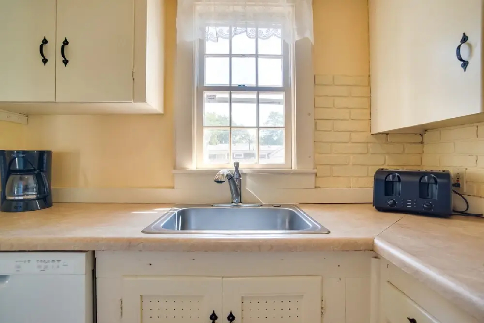 Coastal Cape Cod Charmer: Walk To Beach & Main St!