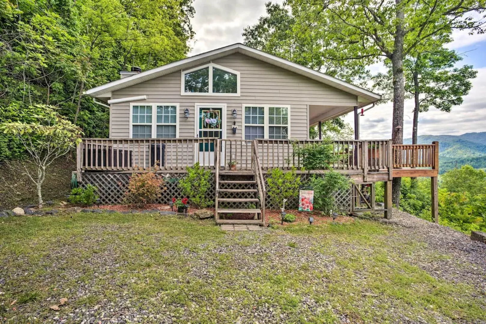 Bring a Pet: Cozy Burnsville Cottage w/ Fire Pit!