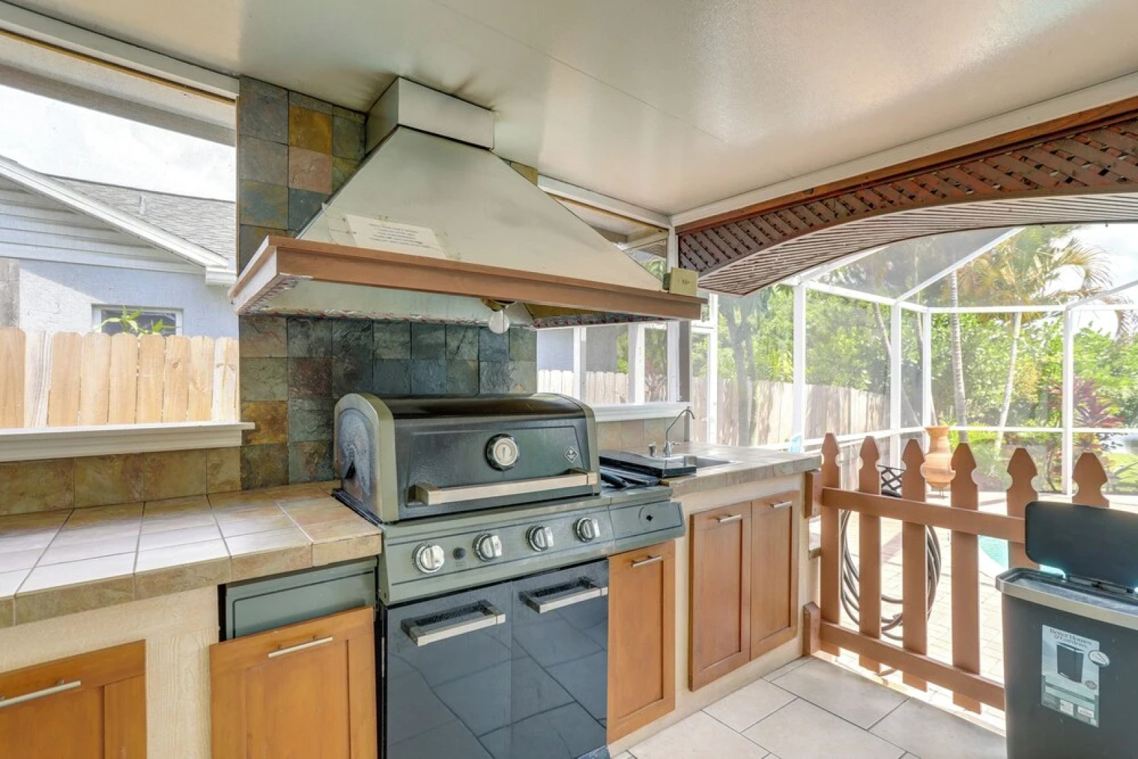 4 Mi to Beaches: Alluring Largo Hideaway!