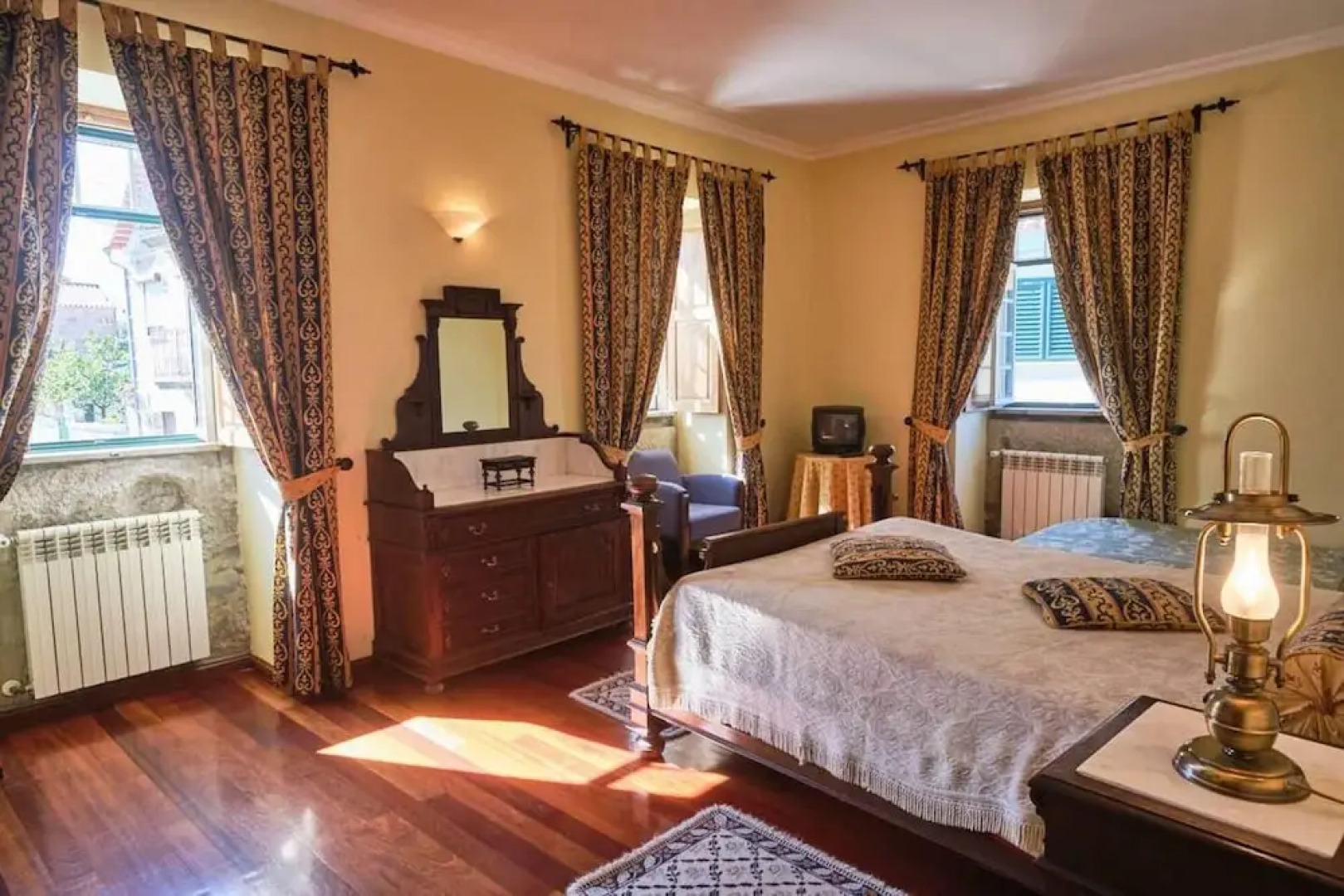 19th Centry Farmhouse Getaway - Sleep 12-14 W/pool