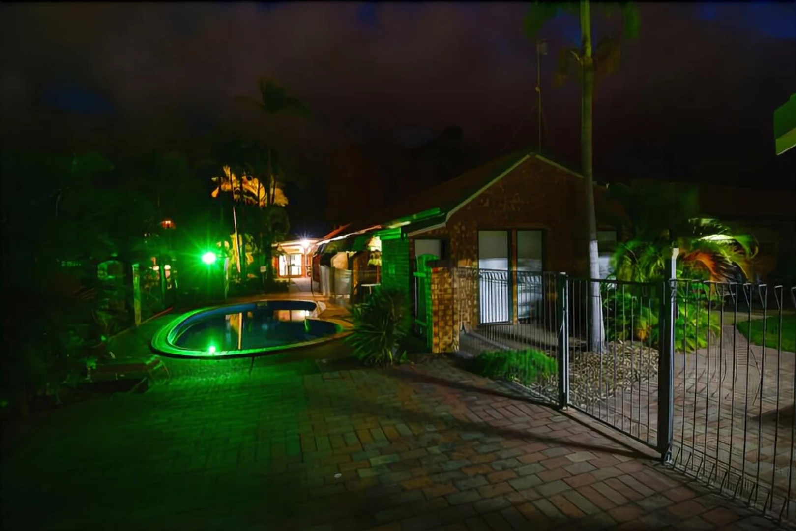 Beach n Reef Motel Self Contained Units