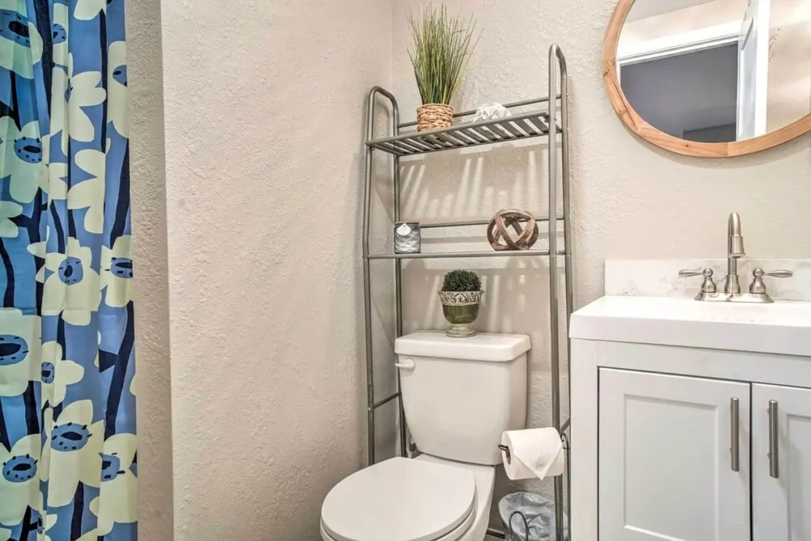 Adorable Studio Cottage: Walkable to Town!