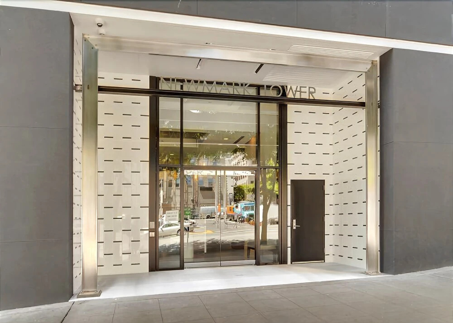 Newmark Elliott Bayview Luxury Suite - Two Bedroom Apartment with Balc