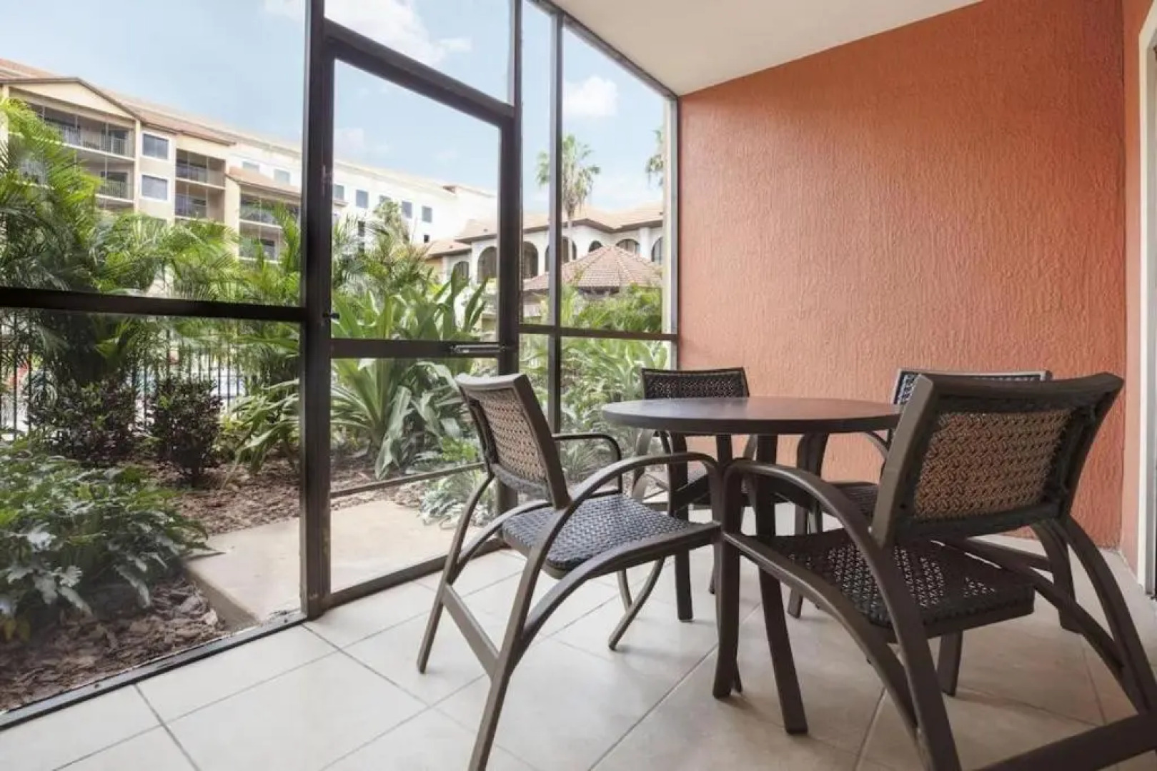 Stunning Condo Near Universal Studios