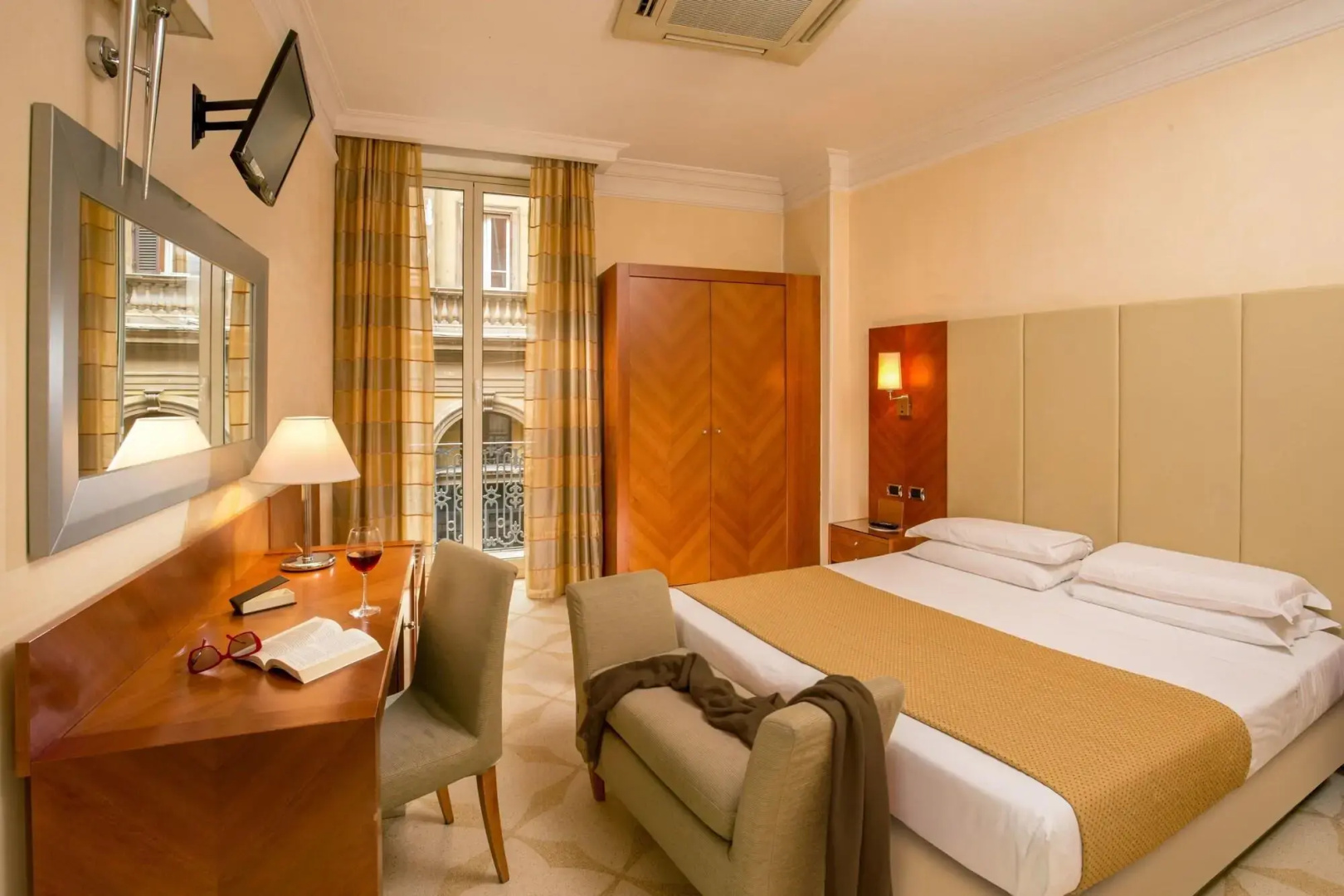Suite Opera Rooms