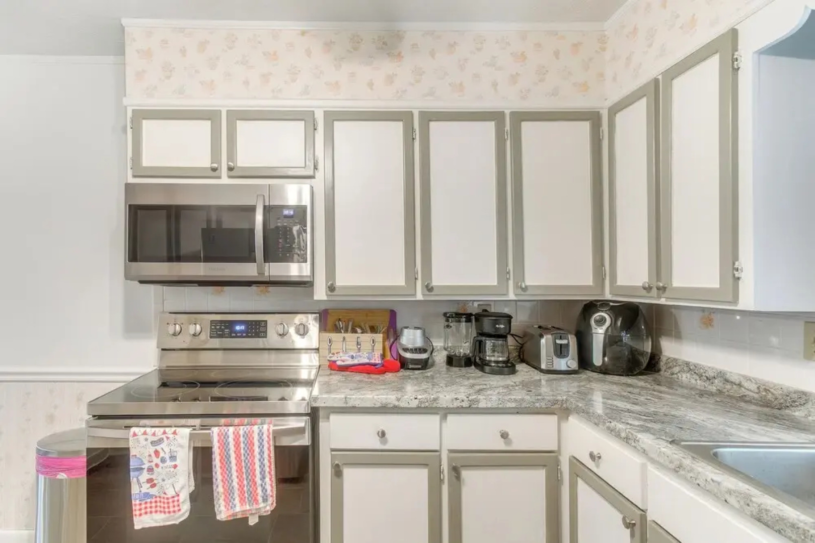 Cozy Waycross House w/ Yard & Screened Patio!