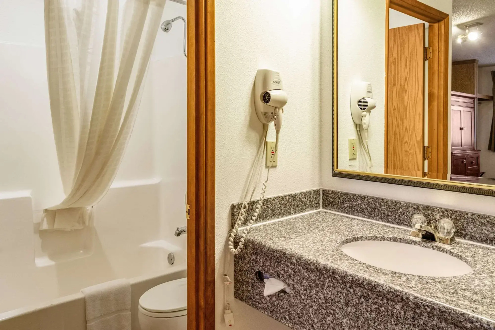 Econo Lodge Inn & Suites Madras