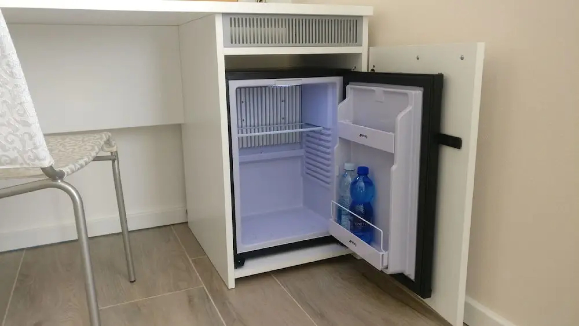 The White Building - [ROOMS]