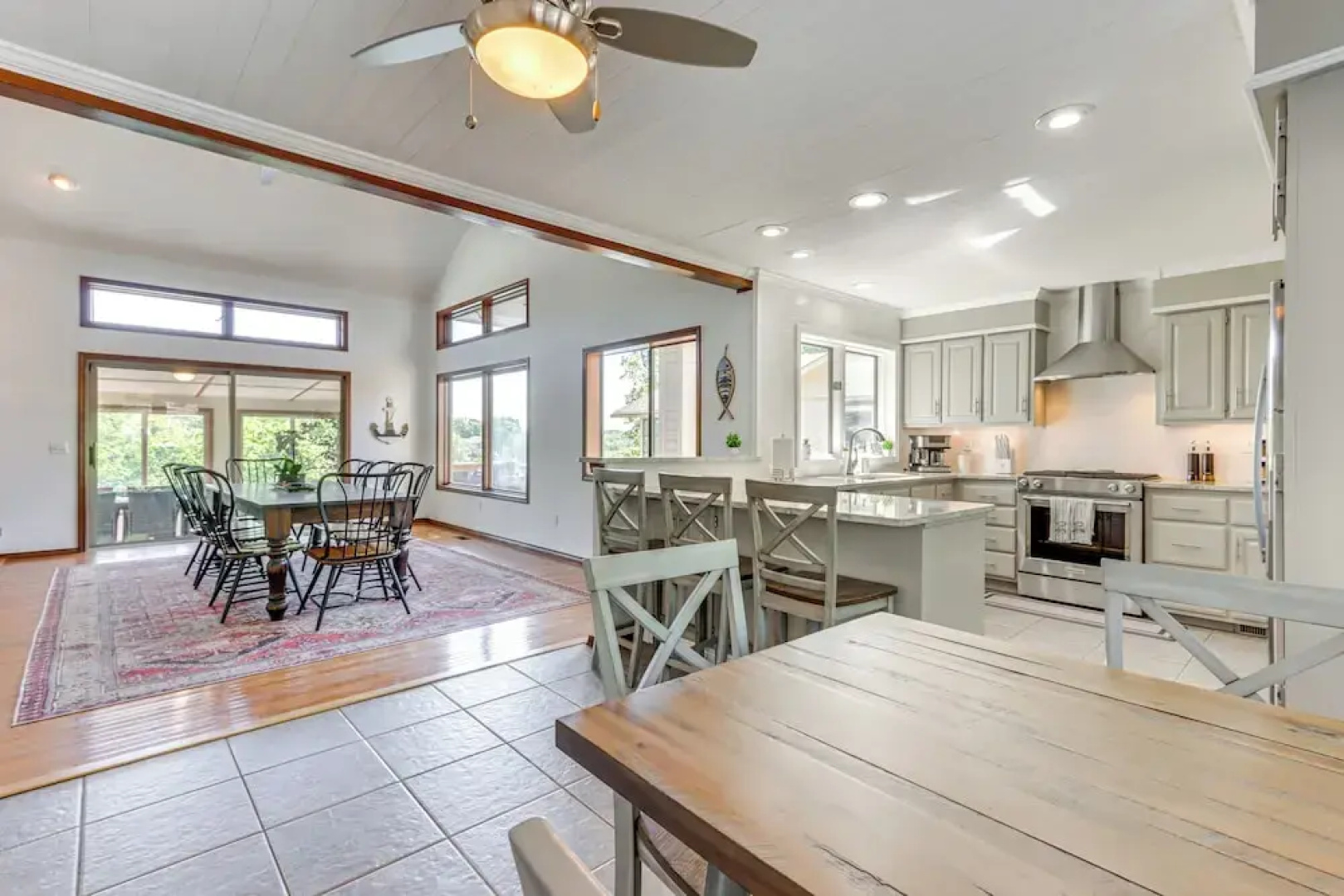 Swim & Boat Docks: Lakefront Gem in Bella Vista!