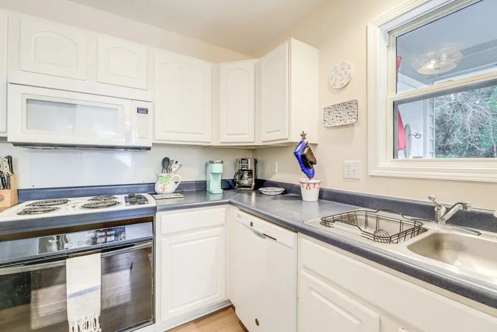 Well-equipped Emerald Isle Townhome: Pets Welcome!